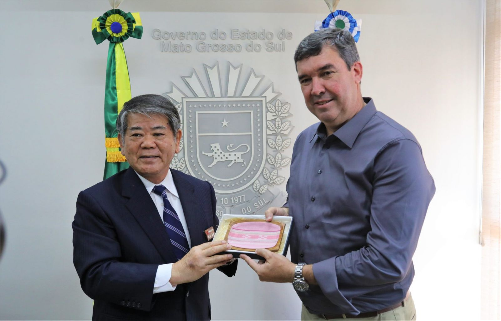 Governador ao lado do vice-governador de Okinawa